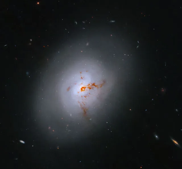 Hubble зняв галактику в перехідному стані