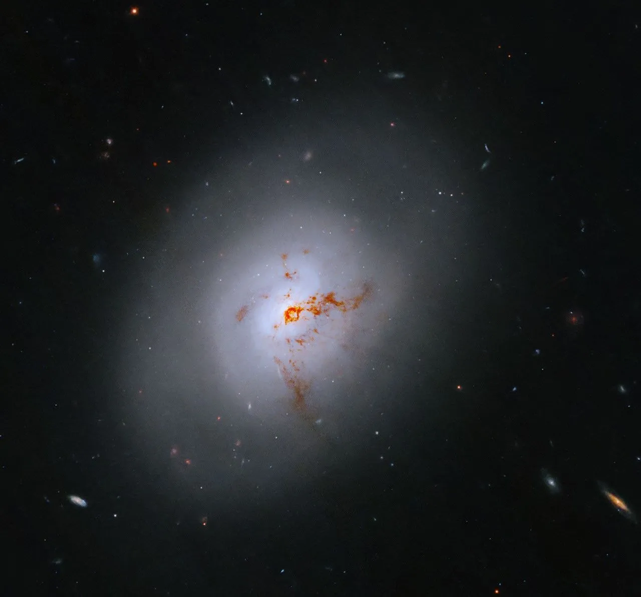 Hubble зняв галактику в перехідному стані
